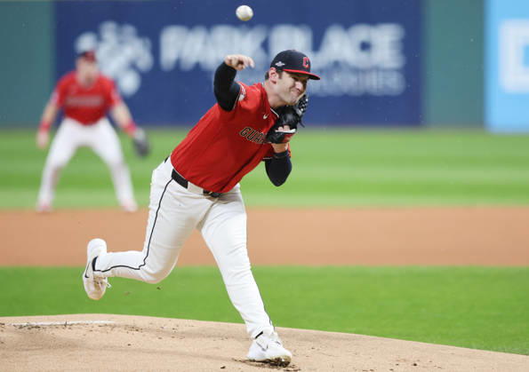 Cleveland Guardians starting pitcher Gavin Williams (32) throws against the Chicago White Sox in the first inning of an MLB, Baseball Herren, USA American League Division Series at Progressive Field in Cleveland, Ohio, on Saturday, October 10, 2026.  CLE20261010712 AARONxJOSEFCZYK