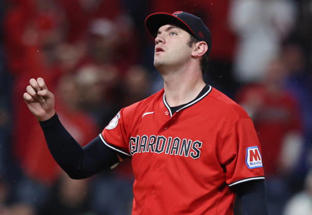 Cleveland Guardians starting pitcher Gavin Williams (32) reacts after striking out all three Chicago White Sox batters in the fourth inning of an MLB, Baseball Herren, USA American League Division Series at Progressive Field in Cleveland, Ohio, on Saturday, October 10, 2026.  CLE20261010714 AARONxJOSEFCZYK