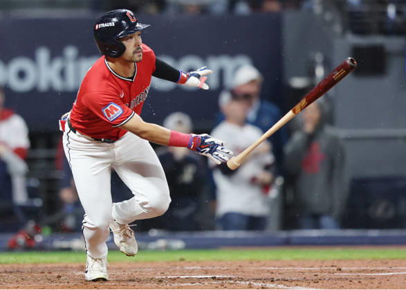 Cleveland Guardians Steven Kwan (38) hits a single against the Chicago White Sox in the fourth inning of an MLB, Baseball Herren, USA American League Division Series at Progressive Field in Cleveland, Ohio, on Saturday, October 10, 2026.  CLE20261010715 AARONxJOSEFCZYK