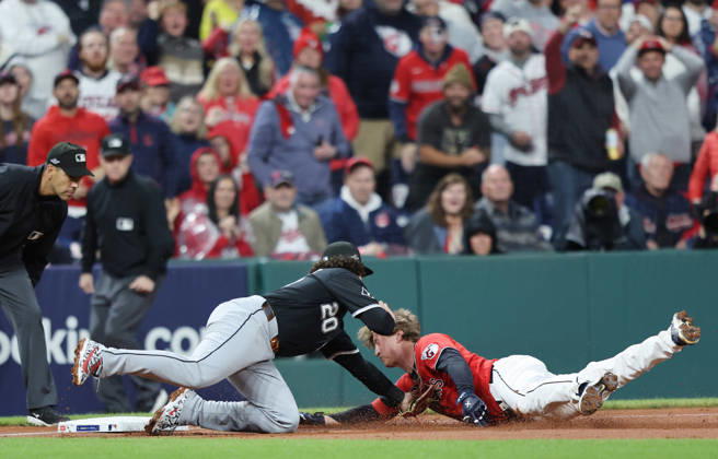 Cleveland Guardians Petey Halpin (0) is tagged out at third by Chicago White Sox third baseman Miguel Vargas (20) after trying to stretch a double into a triple in the fifth inning of an MLB, Baseball Herren, USA American League Division Series at Progressive Field in Cleveland, Ohio, on Saturday, October 10, 2026.  CLE20261010727 AARONxJOSEFCZYK