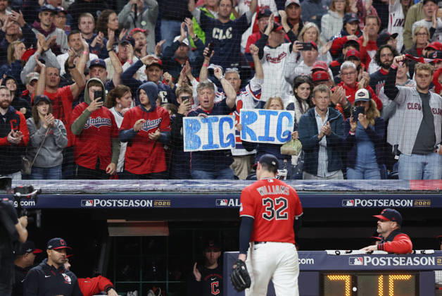 Fans cheer for Cleveland Guardians starting pitcher Gavin Williams (32) as he is taken out of the game against the Chicago White Sox with the bases loaded in the fifth inning of an MLB, Baseball Herren, USA American League Division Series at Progressive Field in Cleveland, Ohio, on Saturday, October 10, 2026. Williams had 12 strikeouts in 5 1 2 innings.  CLE20261010730 AARONxJOSEFCZYK