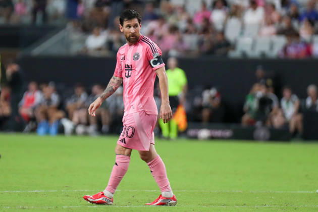 MIAMI, FL - OCTOBER 10: Inter Miami CF forward Lionel Messi (10) looks on during a 2026 MLS, Fussball Herren, USA soccer match between Inter Miami CF and DC United on October 10, 2026 being played at NU Stadium, Miami, Fla.(Photo by Chris Arjoon Icon Sportswire). SOCCER: OCT 10 MLS Inter Miami CF vs DC United EDITORIAL USE ONLY Icon2610100000017