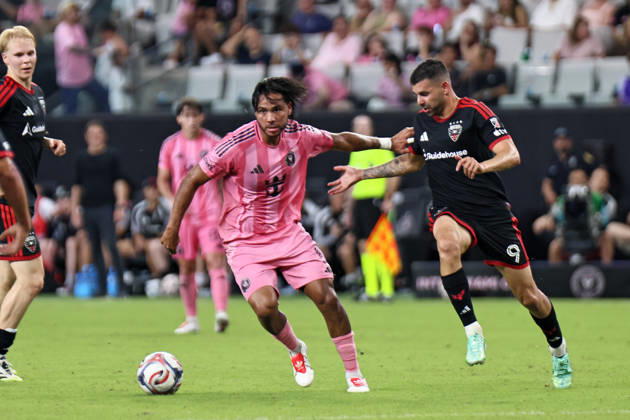 MIAMI, FL - OCTOBER 10: Inter Miami CF midfielder Telasco Segovia (8) and D.C. United forward Tai Baribo (9) battle for a ball during a 2026 MLS, Fussball Herren, USA soccer match between Inter Miami CF and DC United on October 10, 2026 being played at NU Stadium, Miami, Fla.(Photo by Chris Arjoon Icon Sportswire). SOCCER: OCT 10 MLS Inter Miami CF vs DC United EDITORIAL USE ONLY Icon2610100000020