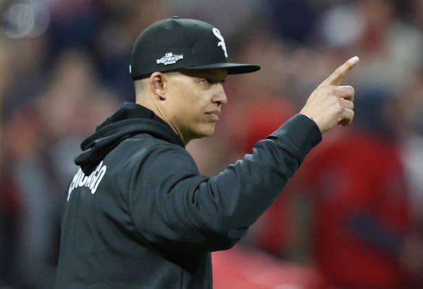 Chicago White Sox manager Will Venable calls to the bullpen to replace pitcher Sean Newcomb against the Cleveland Guardians in the eighth inning of an MLB, Baseball Herren, USA American League Division Series at Progressive Field in Cleveland, Ohio, on Saturday, October 10, 2026.  CLE20261010737 AARONxJOSEFCZYK