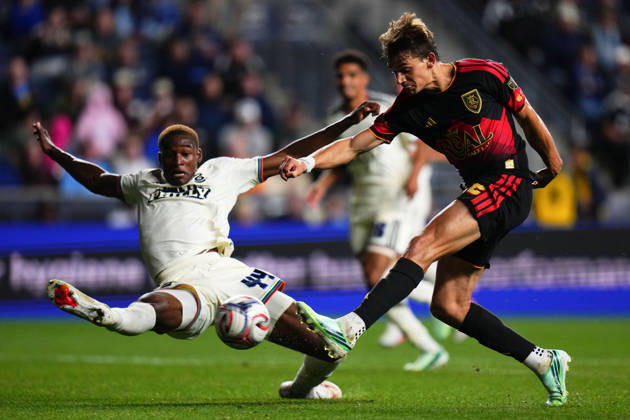 October 10, 2026: Real Salt Lake Forward Sergi Solans (22) shoots the ball while Philadelphia Union Defender Neil Pierre (44) defends during the second half of an MLS, Fussball Herren, USA match at Subaru Park in Chester, Pennsylvania. CSM Chester United States of America - ZUMAc04_ 20261010_zma_c04_301 Copyright: xKylexRoddenx