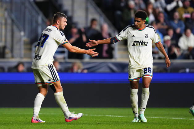 October 10, 2026: Philadelphia Union Defender Kai Wagner (27) and Philadelphia Union Defender Nathan Harriel (26) high five during the second half of an MLS, Fussball Herren, USA match at Subaru Park in Chester, Pennsylvania. CSM Chester United States of America - ZUMAc04_ 20261010_zma_c04_311 Copyright: xKylexRoddenx