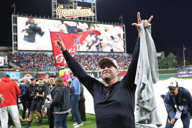 Cleveland Guardians manager Stephen Vogt celebrates after the Guardians defeated the Chicago White Sox 2-0 in the final game of their MLB, Baseball Herren, USA American League Division Series at Progressive Field in Cleveland, Ohio, on Saturday, October 10, 2026. The Guardians advance to play the Tampa Bay Rays in the American League Championship Series.  CLE20261010745 AARONxJOSEFCZYK