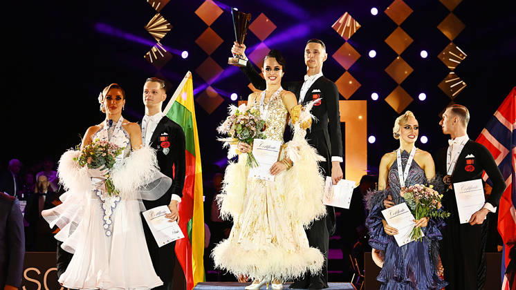 Tanz-Weltmeisterschaft Standard 2026 Leipzig - WDSF World Championships (10.10.2026) Siegerpodest der Tanz-WM in Leipzig (10.10.2026). Gold: Vadim Shurin und Anastasia Meshkova aus Lettland (Mitte), Silber: Edgaras Baltaragis und Indre Baltarage aus Litauen (li.), Bronze: Jonas Alexander Pettersen und Kristy Puusepp aus Norwegen. Leipzig Sachsen Deutschland Leipziger Messegelände - Neue Messe Leipzig