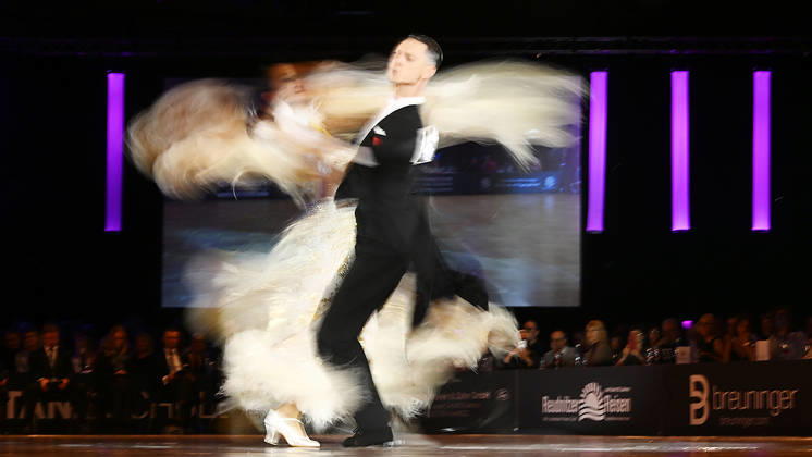 Tanz-Weltmeisterschaft Standard 2026 Leipzig - WDSF World Championships (10.10.2026) Sieger der Tanz-WM in Leipzig (10.10.2026). Gold: Vadim Shurin und Anastasia Meshkova aus Lettland n Aktion. Leipzig Sachsen Deutschland Leipziger Messegelände - Neue Messe Leipzig