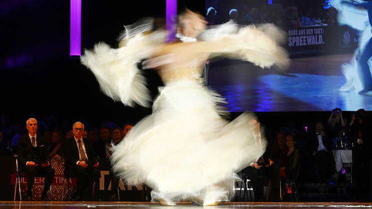 Tanz-Weltmeisterschaft Standard 2026 Leipzig - WDSF World Championships (10.10.2026) Sieger der Tanz-WM in Leipzig (10.10.2026). Gold: Vadim Shurin und Anastasia Meshkova aus Lettland n Aktion. Leipzig Sachsen Deutschland Leipziger Messegelände - Neue Messe Leipzig