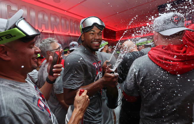Cleveland Guardians players celebrate after the Guardians defeated the Chicago White Sox 2-0 in the final game of their MLB, Baseball Herren, USA American League Division Series at Progressive Field in Cleveland, Ohio, on Saturday, October 10, 2026. The Guardians advance to play the Tampa Bay Rays in the American League Championship Series.  CLE20261010748 AARONxJOSEFCZYK