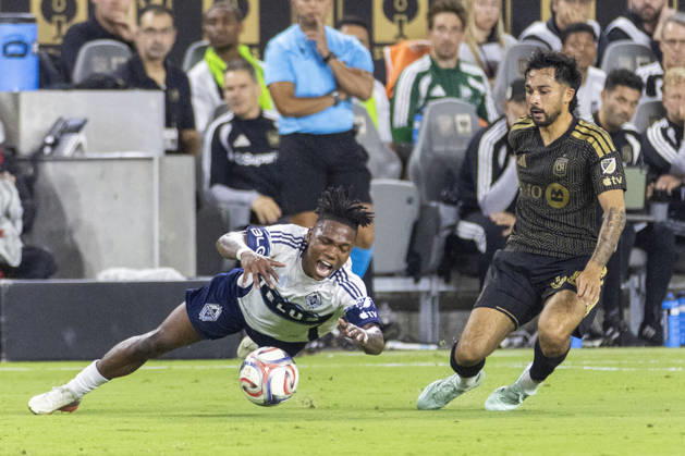 October 10, 2026, Los Angeles, California, USA: Vancouver Whitecaps right wing back Edier Ocampo (18) and Los Angeles FC defensive midfielder Mathieu Choiniere (66) vie for the ball during a MLS, Fussball Herren, USA soccer game on Saturday, Oct. 10, 2026 in Los Angeles. Los Angeles USA - ZUMAc68_ 20261010_zaf_c68_023 Copyright: xRingoxChiux