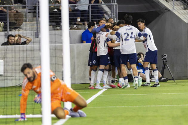 October 10, 2026, Los Angeles, California, USA: Vancouver Whitecaps defensive midfielder Oliver Larraz (8) celebrates with teammates after scoring on Los Angeles FC goalkeeper Hugo Lloris (1) during a MLS, Fussball Herren, USA soccer game on Saturday, Oct. 10, 2026 in Los Angeles. Los Angeles USA - ZUMAc68_ 20261010_zaf_c68_024 Copyright: xRingoxChiux