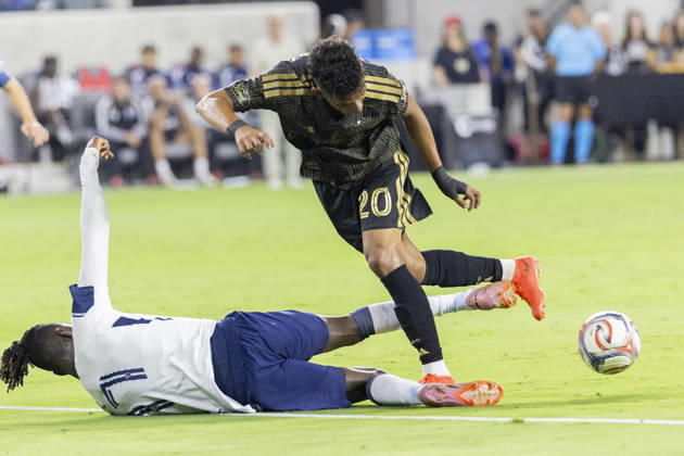 October 10, 2026, Los Angeles, California, USA: Vancouver Whitecaps left midfielder Yadaly Diaby (77) and Los Angeles FC defensive midfielder Sergio Vasquez (20) vie for the ball during a MLS, Fussball Herren, USA soccer game on Saturday, Oct. 10, 2026 in Los Angeles. Los Angeles USA - ZUMAc68_ 20261010_zaf_c68_030 Copyright: xRingoxChiux