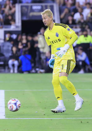 October 10, 2026, Los Angeles, California, USA: Goalkeeper, Yohei Takaoka 1 of the Vancouver Whitecaps during their regular season MLS, Fussball Herren, USA game against the Los Angeles Football Club on Saturday October 10, 2026 at the BMO Stadium in Los Angeles, California. ARIANA RUIZ PI Los Angeles USA - ZUMAp124 20261010_zaa_p124_004 Copyright: xArianaxRuizx