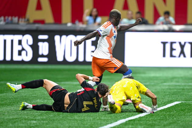 ATLANTA, GA - OCTOBER 10: As Enea Mihaj 4 of Atlanta and Lucas Hoyos 1 collide, Kevin Denkey 9 of FC Cincinnati prepares a shot on goal during the MLS, Fussball Herren, USA match between FC Cincinnati and Atlanta United FC on October 10th, 2026 at Mercedes-Benz Stadium in Atlanta, GA. (Photo by Rich von Biberstein Icon Sportswire) SOCCER: OCT 10 MLS Atlanta United vs FC Cincinnati EDITORIAL USE ONLY Icon261010010