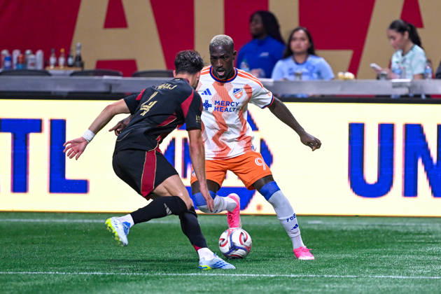 ATLANTA, GA - OCTOBER 10: Kevin Denkey 9 of FC Cincinnati looks to move past Enea Mihaj 4 of Atlanta during the MLS, Fussball Herren, USA match between FC Cincinnati and Atlanta United FC on October 10th, 2026 at Mercedes-Benz Stadium in Atlanta, GA. (Photo by Rich von Biberstein Icon Sportswire) SOCCER: OCT 10 MLS Atlanta United vs FC Cincinnati EDITORIAL USE ONLY Icon261010013
