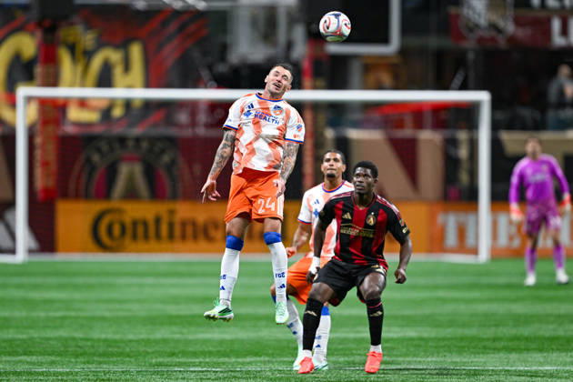 ATLANTA, GA - OCTOBER 10: Kyle Smith 24 of FC Cincinnati heads the ball during the MLS, Fussball Herren, USA match between FC Cincinnati and Atlanta United FC on October 10th, 2026 at Mercedes-Benz Stadium in Atlanta, GA. (Photo by Rich von Biberstein Icon Sportswire) SOCCER: OCT 10 MLS Atlanta United vs FC Cincinnati EDITORIAL USE ONLY Icon261010015