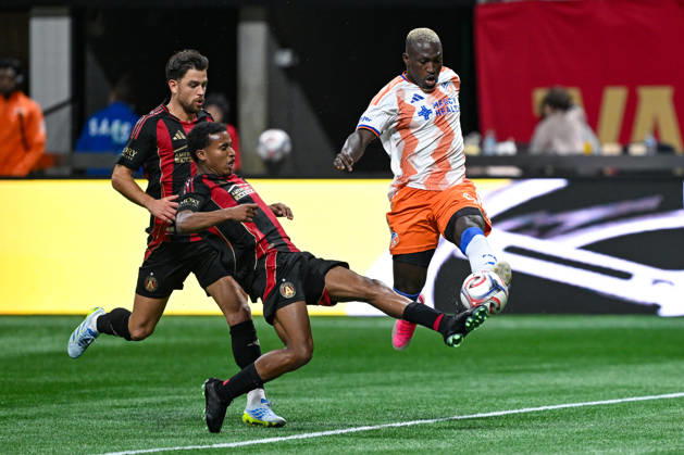 ATLANTA, GA - OCTOBER 10: Mauricio Amaro 14 of Atlanta and Kevin Denkey 9 of FC Cincinnati battle for possession during the MLS, Fussball Herren, USA match between FC Cincinnati and Atlanta United FC on October 10th, 2026 at Mercedes-Benz Stadium in Atlanta, GA. (Photo by Rich von Biberstein Icon Sportswire) SOCCER: OCT 10 MLS Atlanta United vs FC Cincinnati EDITORIAL USE ONLY Icon261010017