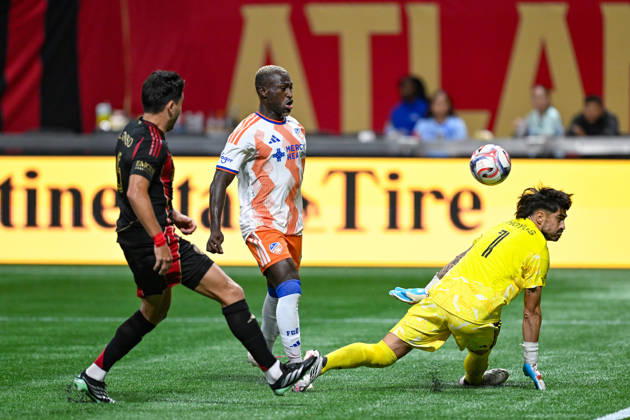 ATLANTA, GA - OCTOBER 10: Kevin Denkey 9 of FC Cincinnati attempts a shot over Lucas Hoyos 1 of Atlanta during the MLS, Fussball Herren, USA match between FC Cincinnati and Atlanta United FC on October 10th, 2026 at Mercedes-Benz Stadium in Atlanta, GA. (Photo by Rich von Biberstein Icon Sportswire) SOCCER: OCT 10 MLS Atlanta United vs FC Cincinnati EDITORIAL USE ONLY Icon261010018