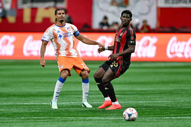 ATLANTA, GA - OCTOBER 10: Miles Robinson 12 of FC Cincinnati passes as Breel Embolo 36 of Atlanta defends during the MLS, Fussball Herren, USA match between FC Cincinnati and Atlanta United FC on October 10th, 2026 at Mercedes-Benz Stadium in Atlanta, GA. (Photo by Rich von Biberstein Icon Sportswire) SOCCER: OCT 10 MLS Atlanta United vs FC Cincinnati EDITORIAL USE ONLY Icon261010020