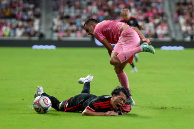 MIAMI, FL - OCTOBER 10: Inter Miami CF defender Sergio Reguilon (3) and D.C. United defender Kimito Nono (2) battle for a ball during a 2026 MLS, Fussball Herren, USA soccer match between Inter Miami CF and DC United on October 10, 2026 being played at NU Stadium, Miami, Fla.(Photo by Chris Arjoon Icon Sportswire). SOCCER: OCT 10 MLS Inter Miami CF vs DC United EDITORIAL USE ONLY Icon2610100000028