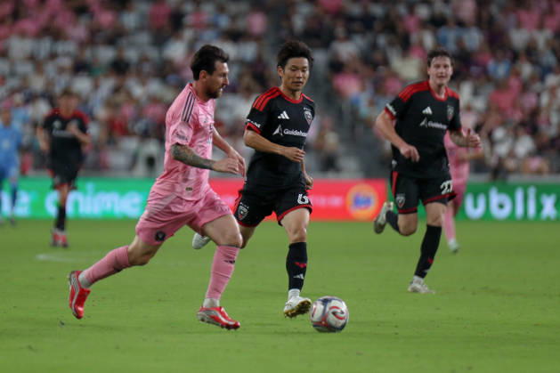 MIAMI, FL - OCTOBER 10: Inter Miami CF forward Lionel Messi (10) runs with a ball during a 2026 MLS, Fussball Herren, USA soccer match between Inter Miami CF and DC United on October 10, 2026 being played at NU Stadium, Miami, Fla.(Photo by Chris Arjoon Icon Sportswire). SOCCER: OCT 10 MLS Inter Miami CF vs DC United EDITORIAL USE ONLY Icon2610100000034