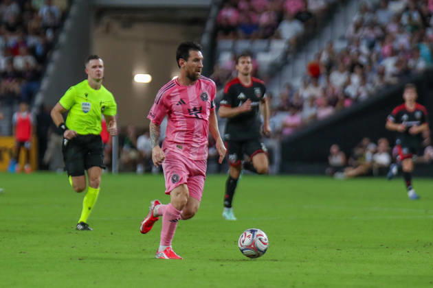MIAMI, FL - OCTOBER 10: Inter Miami CF forward Lionel Messi (10) runs with a ball during a 2026 MLS, Fussball Herren, USA soccer match between Inter Miami CF and DC United on October 10, 2026 being played at NU Stadium, Miami, Fla.(Photo by Chris Arjoon Icon Sportswire). SOCCER: OCT 10 MLS Inter Miami CF vs DC United EDITORIAL USE ONLY Icon2610100000035