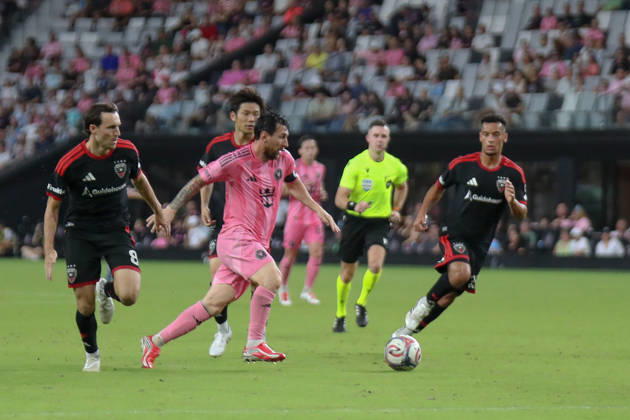 MIAMI, FL - OCTOBER 10: Inter Miami CF forward Lionel Messi (10) runs with a ball during a 2026 MLS, Fussball Herren, USA soccer match between Inter Miami CF and DC United on October 10, 2026 being played at NU Stadium, Miami, Fla.(Photo by Chris Arjoon Icon Sportswire). SOCCER: OCT 10 MLS Inter Miami CF vs DC United EDITORIAL USE ONLY Icon2610100000036