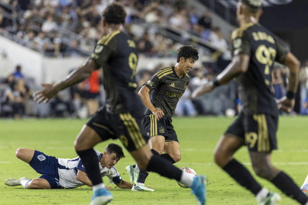 October 10, 2026, Los Angeles, California, USA: Los Angeles FC attacking midfielder Heung Min Son (7) and Vancouver Whitecaps defensive midfielder Andres Cubas (20) vie for the ball during a MLS, Fussball Herren, USA soccer game on Saturday, Oct. 10, 2026 in Los Angeles. Los Angeles USA - ZUMAc68_ 20261010_zaf_c68_037 Copyright: xRingoxChiux