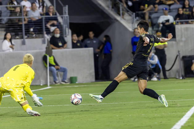 October 10, 2026, Los Angeles, California, USA: Vancouver Whitecaps goalkeeper Yohei Takaoka (1) defends against Los Angeles FC attacking midfielder Heung Min Son (7) during a MLS, Fussball Herren, USA soccer game on Saturday, Oct. 10, 2026 in Los Angeles. Los Angeles USA - ZUMAc68_ 20261010_zaf_c68_040 Copyright: xRingoxChiux
