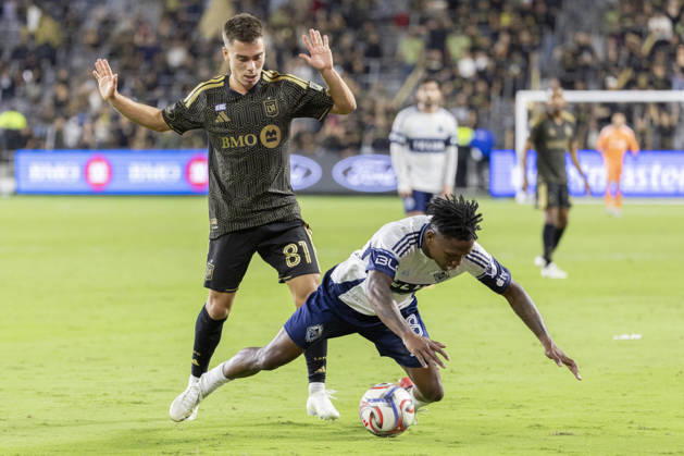 October 10, 2026, Los Angeles, California, USA: Vancouver Whitecaps right wing back Edier Ocampo (18) and Los Angeles FC central midfielder Leo Walta (81) vie for the ball during a MLS, Fussball Herren, USA soccer game on Saturday, Oct. 10, 2026 in Los Angeles. Los Angeles USA - ZUMAc68_ 20261010_zaf_c68_043 Copyright: xRingoxChiux
