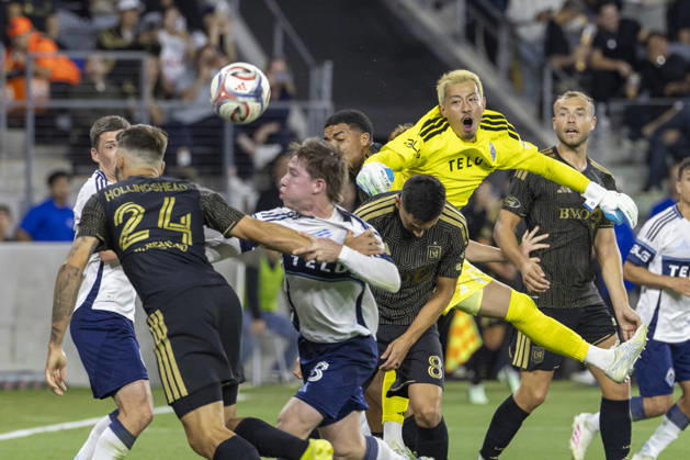 October 10, 2026, Los Angeles, California, USA: Los Angeles FC and the Vancouver Whitecaps vie for a corner kick during a MLS, Fussball Herren, USA soccer game on Saturday, Oct. 10, 2026 in Los Angeles. Los Angeles USA - ZUMAc68_ 20261010_zaf_c68_047 Copyright: xRingoxChiux