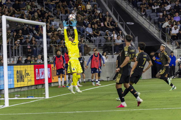 October 10, 2026, Los Angeles, California, USA: Vancouver Whitecaps goalkeeper Yohei Takaoka (1) makes a save against the Los Angeles FC during a MLS, Fussball Herren, USA soccer game on Saturday, Oct. 10, 2026 in Los Angeles. Los Angeles USA - ZUMAc68_ 20261010_zaf_c68_048 Copyright: xRingoxChiux