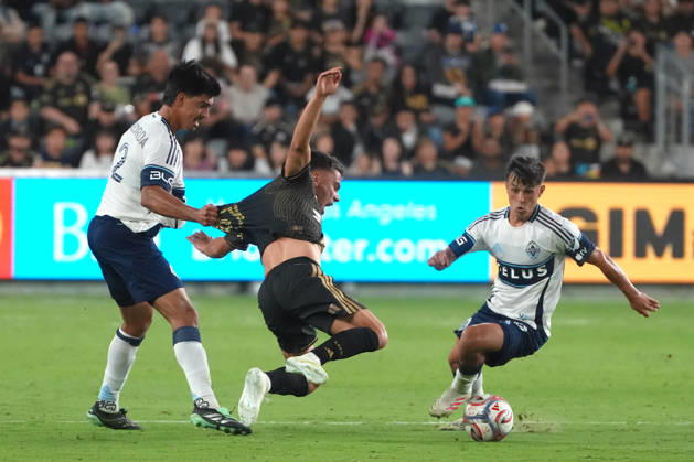 Leo Walta (C) of Los Angeles in action against Mathias Laborda (L) and Andres Cubas of Vancouver during an MLS, Fussball Herren, USA match between Los Angeles and the Vancouver Whitecaps at BMO Stadium in Los Angeles, United States, 10 October 2026. MLS- Los Angeles vs Vancouver Whitecaps !ACHTUNG: NUR REDAKTIONELLE NUTZUNG!  Copyright: xOmarxAlonsox AME5061 20261011-55021650173_1