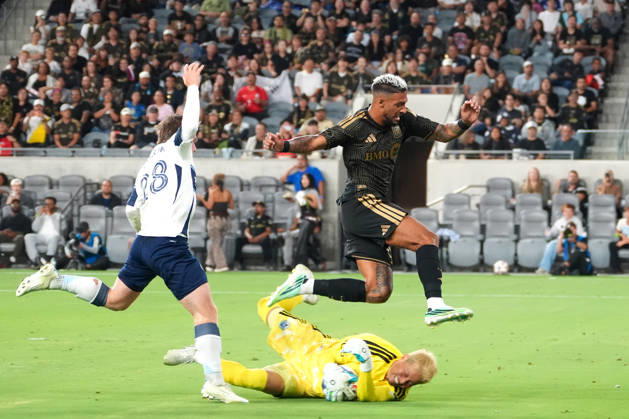 Denis Bouanga (R) of Los Angeles in action against Yohei Takaoka (C) of Vancouver during an MLS, Fussball Herren, USA match between Los Angeles and the Vancouver Whitecaps at BMO Stadium in Los Angeles, United States, 10 October 2026. MLS- Los Angeles vs Vancouver Whitecaps !ACHTUNG: NUR REDAKTIONELLE NUTZUNG!  Copyright: xOmarxAlonsox AME5010 20261011-55021650176_1