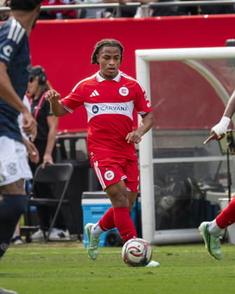 Chicago Fire FC V New York City FC - MLS, Fussball Herren, USA - October 10, 2026 Leonardo Barroso ( 2) of Chicago Fire FC passes the ball during the match between Chicago Fire FC and New York City FC at Soldier Field Stadium in Chicago, United States, on October 10, 2026. Chicago IL United States  Copyright: xRichardxNicholsx originalFilename:nichols-chicagof261010_np5Qk.jpg