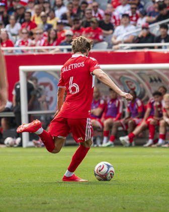 Chicago Fire FC V New York City FC - MLS, Fussball Herren, USA - October 10, 2026 Anton Saletros ( 6) of Chicago Fire FC passes the ball during the match between Chicago Fire FC and New York City FC at Soldier Field Stadium in Chicago, United States, on October 10, 2026. Chicago IL United States  Copyright: xRichardxNicholsx originalFilename:nichols-chicagof261010_npWho.jpg