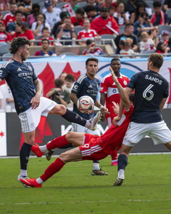 Chicago Fire FC V New York City FC - MLS, Fussball Herren, USA - October 10, 2026 Robert Lewandowski ( 9) of Chicago Fire FC is fouled during the match between Chicago Fire FC and New York City FC at Soldier Field Stadium in Chicago, United States, on October 10, 2026. Chicago IL United States  Copyright: xRichardxNicholsx originalFilename:nichols-chicagof261010_np75p.jpg