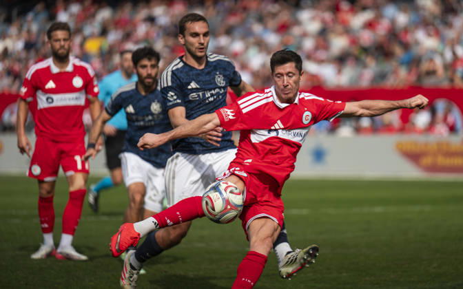 Chicago Fire FC V New York City FC - MLS, Fussball Herren, USA - October 10, 2026 Robert Lewandowski ( 9) of Chicago Fire FC takes a shot during the match between Chicago Fire FC and New York City FC at Soldier Field Stadium in Chicago, United States, on October 10, 2026. Chicago IL United States  Copyright: xRichardxNicholsx originalFilename:nichols-chicagof261010_npLs8.jpg