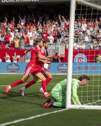 Chicago Fire FC V New York City FC - MLS, Fussball Herren, USA - October 10, 2026 Anton Saletros ( 6) of Chicago Fire FC celebrates scoring to tie the game 1-1 during the match between Chicago Fire FC and New York City FC at Soldier Field Stadium in Chicago, United States, on October 10, 2026. Chicago IL United States  Copyright: xRichardxNicholsx originalFilename:nichols-chicagof261010_nppWN.jpg