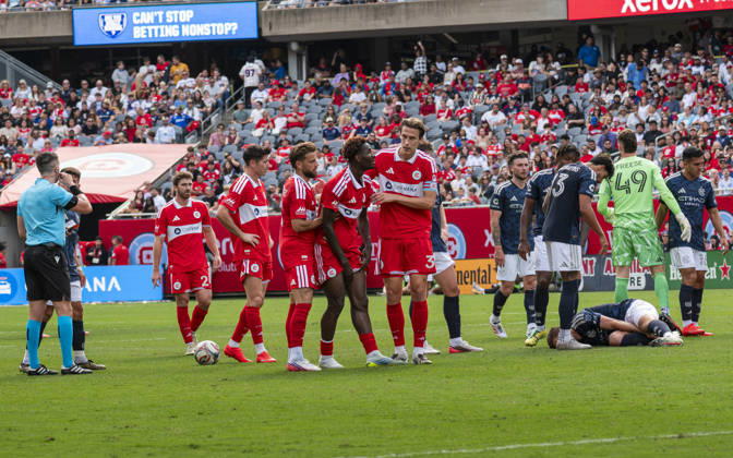 Chicago Fire FC V New York City FC - MLS, Fussball Herren, USA - October 10, 2026 Jack Elliott ( 3) of Chicago Fire FC consoles Dje D Avilla ( 42) of Chicago Fire FC after being sent off for his tackle on James Sands ( 6) of New York City FC that resulted in a second yellow card during the match between Chicago Fire FC and New York City FC at Soldier Field Stadium in Chicago, United States, on October 10, 2026. Chicago IL United States  Copyright: xRichardxNicholsx originalFilename:nichols-chicagof261010_npueH.jpg