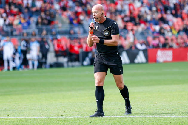 Toronto FC v CF Montreal Referee Allen Chapman signals a goal kick during a Major League Soccer game between Toronto FC and CF Montreal at BMO Field in Toronto, Ontario, Canada, on October 10, 2026. Toronto Ontario Canada  Copyright: xIndrawanxKumalax originalFilename:kumala-majorlea261010_np5UD.jpg