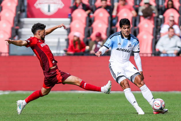Toronto FC v CF Montreal Brayan Vera 4 of CF Montreal passes the ball during a Major League Soccer game between Toronto FC and CF Montreal at BMO Field in Toronto, Ontario, Canada, on October 10, 2026. Toronto Ontario Canada  Copyright: xIndrawanxKumalax originalFilename:kumala-majorlea261010_npwS6.jpg