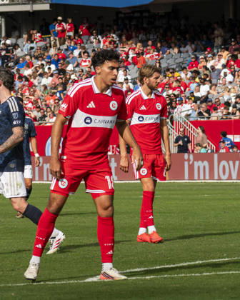 Chicago Fire FC V New York City FC - MLS, Fussball Herren, USA - October 10, 2026 Johan Gomez ( 18) of Chicago Fire FC presses the goalkeeper during the match between Chicago Fire FC and New York City FC at Soldier Field Stadium in Chicago, United States, on October 10, 2026. Chicago IL United States  Copyright: xRichardxNicholsx originalFilename:nichols-chicagof261010_npBW3.jpg