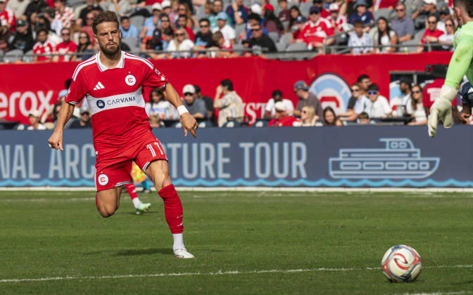 Chicago Fire FC V New York City FC - MLS, Fussball Herren, USA - October 10, 2026 Philip Zinckernagel ( 11) of Chicago Fire FC presses the ball during the match between Chicago Fire FC and New York City FC at Soldier Field Stadium in Chicago, United States, on October 10, 2026. Chicago IL United States  Copyright: xRichardxNicholsx originalFilename:nichols-chicagof261010_nplqk.jpg