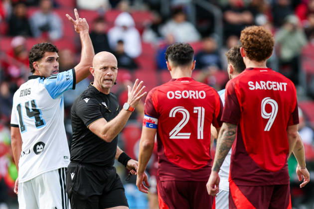 Toronto FC v CF Montreal Referee Allen Chapman gives instructions to both teams during a Major League Soccer game between Toronto FC and CF Montreal at BMO Field in Toronto, Ontario, Canada, on October 10, 2026. Toronto Ontario Canada  Copyright: xIndrawanxKumalax originalFilename:kumala-majorlea261010_nprql.jpg