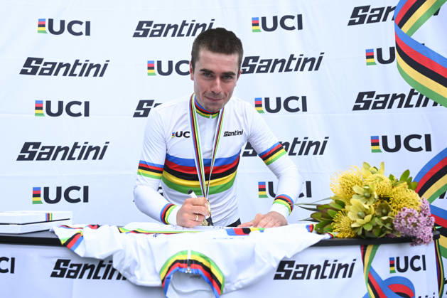 2026 UCI Gravel World Championships Picture by Zac Williams SWpix.com - 11 10 2026 - Cycling - 2026 UCI Gravel World Championships - Nannup, Western Australia, Australia - Men™s Elite Podium - Magnus Bak Klaris (Denmark) signing the Santini Rainbow Jersey Copyright: x xSWpix.comx(t axPhotographyxHubxLtd)xZacxWilliams SWpix.comx SWP-3030-24608