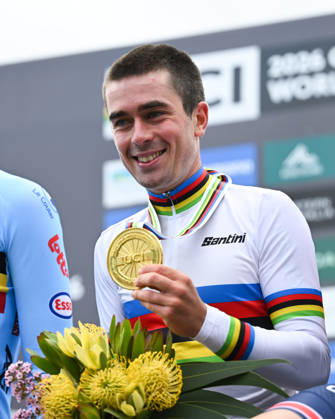 2026 UCI Gravel World Championships Picture by Zac Williams SWpix.com - 11 10 2026 - Cycling - 2026 UCI Gravel World Championships - Nannup, Western Australia, Australia - Men™s Elite Podium - Magnus Bak Klaris (Denmark) wins the Gold Medal to become World Champion with Florian Vermeersch (Belgium) receiving the Silver Medal and Connor Swift (Great Britain) receiving the Bronze Medal Copyright: x xSWpix.comx(t axPhotographyxHubxLtd)xZacxWilliams SWpix.comx SWP-3030-24626