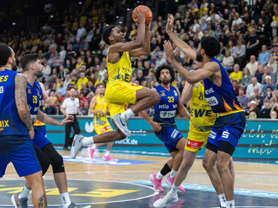 EWE Baskets Oldenburg im Zweikampf mit Phoenix Hagen, Roach Jeremy in Aktion beim Wurf EWE Baskets Oldenburg vs Phoenix Hagen, Basketball, BBL, 10.10.2026 Oldenburg Copyright: xEibner-Pressefotox EP_EER